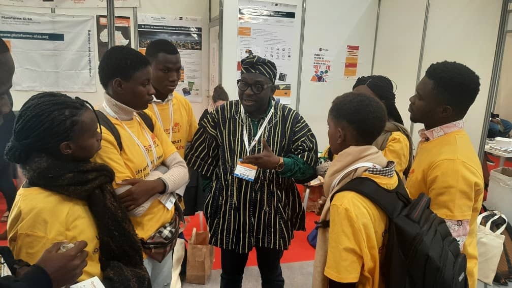 Mr. bodea in marseille during afravih with the young ambassadors of the grandir ensemble network...1